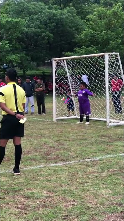 Kiper gendut menahan  tendangan pinalti