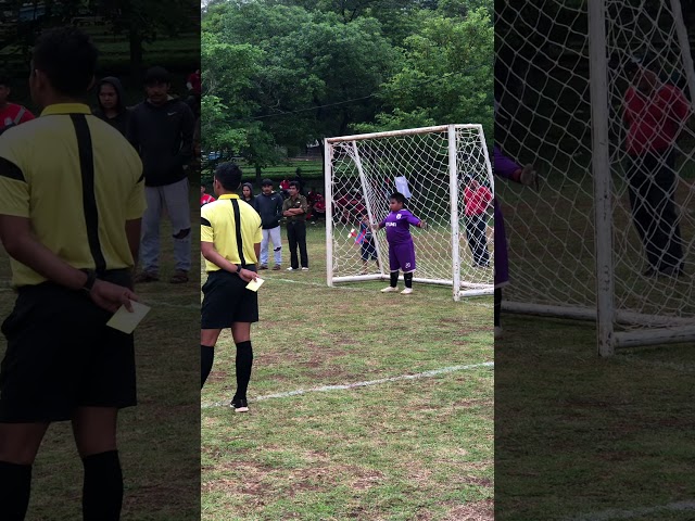 Kiper gendut menahan  tendangan pinalti class=