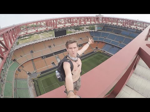 Police were in the stadium... while I was on the roof. 🇮🇹