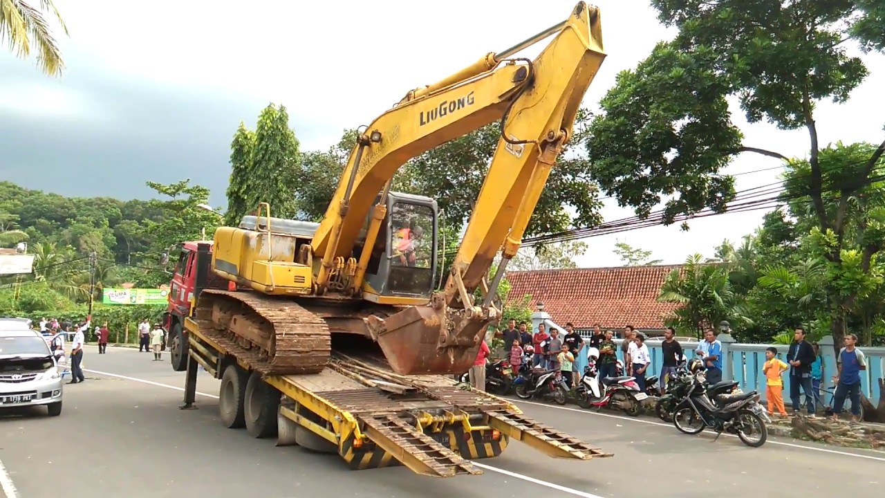 Proses Menurunkan Beko Excavator  dari Truk YouTube