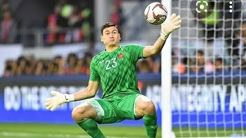 Màn tái xuất của thủ môn Bùi Tiến Dũng và Đặng Văn Lâm: Ai đẳng cấp, ai yếu kém?