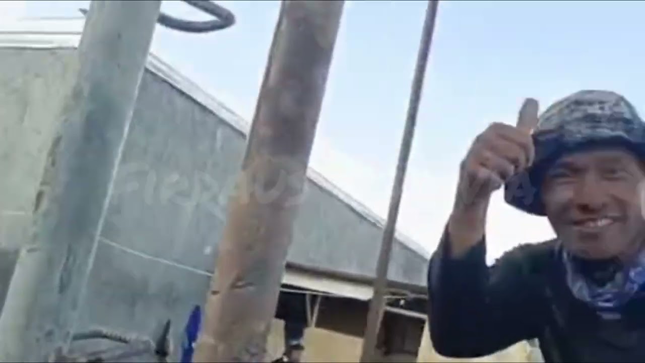 Proses pengeboran sumur boor di proyek pembangunan villa