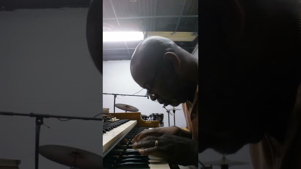 Смотреть «'Praise God From Whom All Blessings Flow' Ezra Bufford, Organ» на YouTube Смотреть «'Praise God From Whom All Blessings Flow' Ezra Bufford, Organ» на YouTube