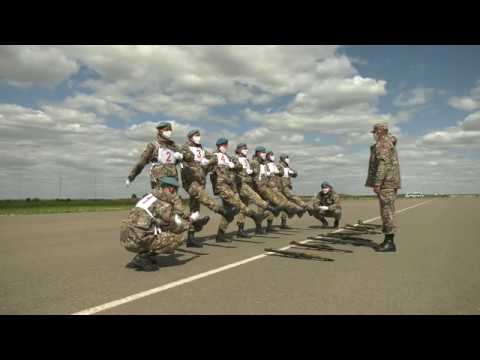 Казахстанские военнослужащие готовятся к участию в военном параде в Москве