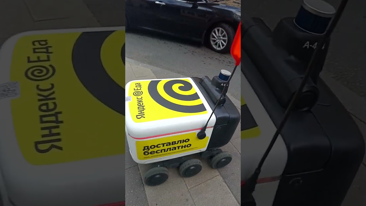 Робот доставщик у метро Новослободская