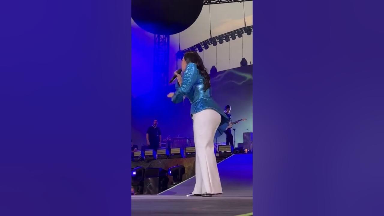 Carla Morrison cantando “Disfruto” en el Foro Sol antes de Coldplay Carla Morrison cantando “Disfruto” en el Foro Sol antes de Coldplay