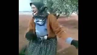 Yaşli Neneni̇n Dans Keyfi̇.