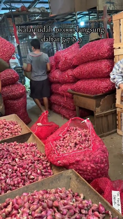 EXPENSIVE EXPENSIVE EXPENSIVE THE PRICE OF RED ONIONS IN THE KRAMAT JATI MAIN MARKET, EAST JAKARTA