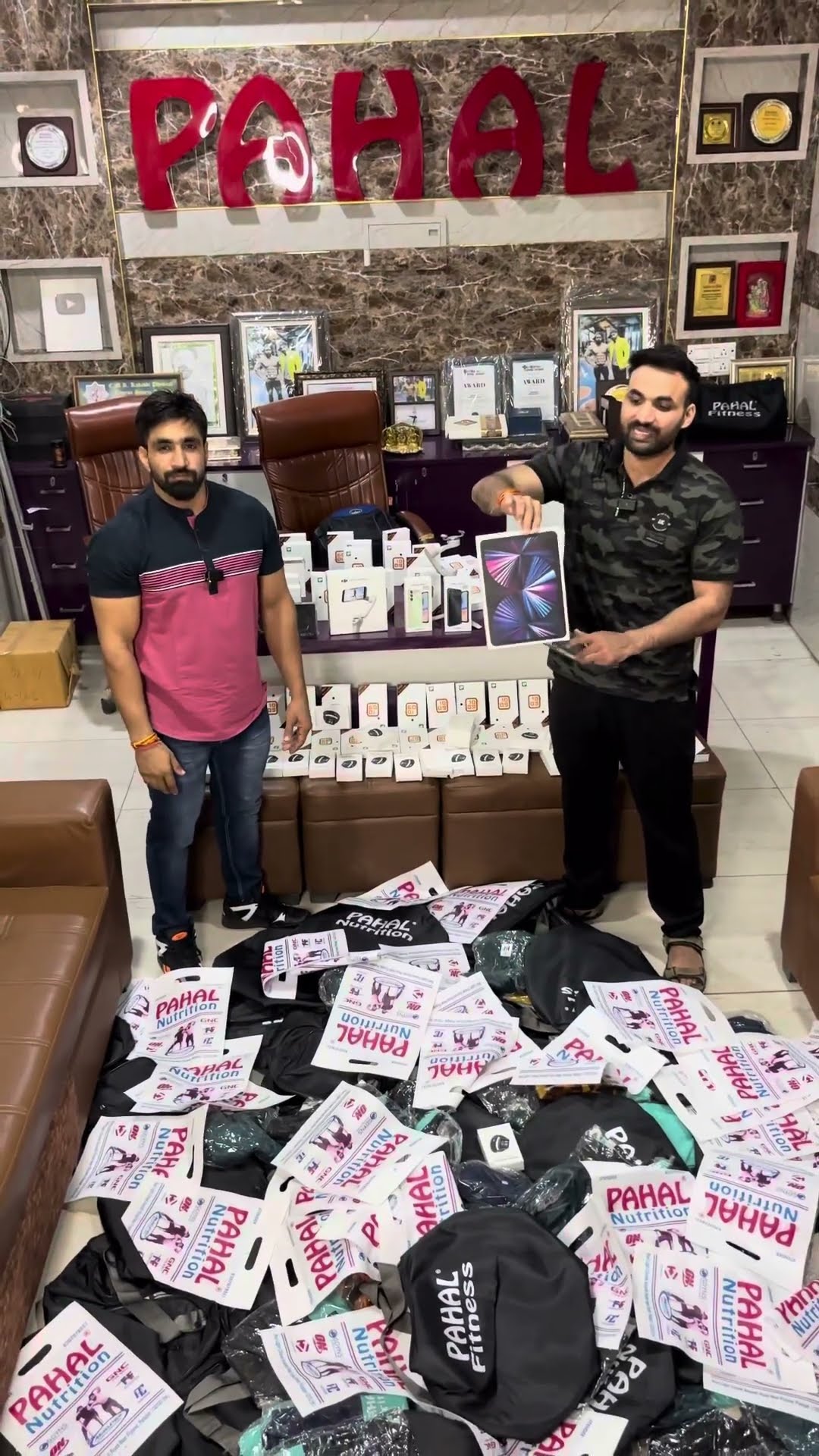 kis kis ko nhi mile gift ? dosto