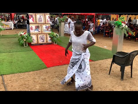 This Woman Amazed Everyone With Her Superb Dance Moves Coastal Band In Moree With The Groove