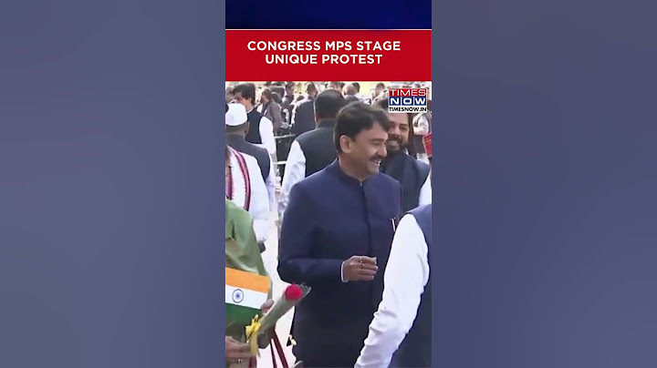 Congress MPs Stage Unique Protest, Offer Roses &Tirangas to NDA MPs in Parliament Premises #shorts