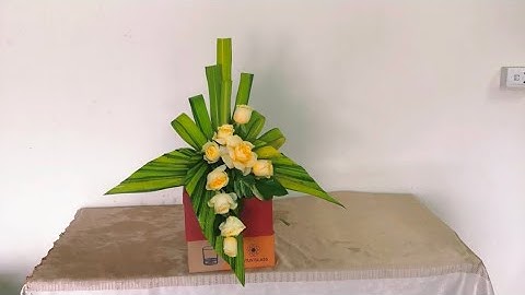 Tạo kiểu dáng cho bình hoa với lá Thiết mộc lan.