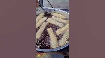 Em trai mở xe chuối chiên bán kiếm tiền học đại học.