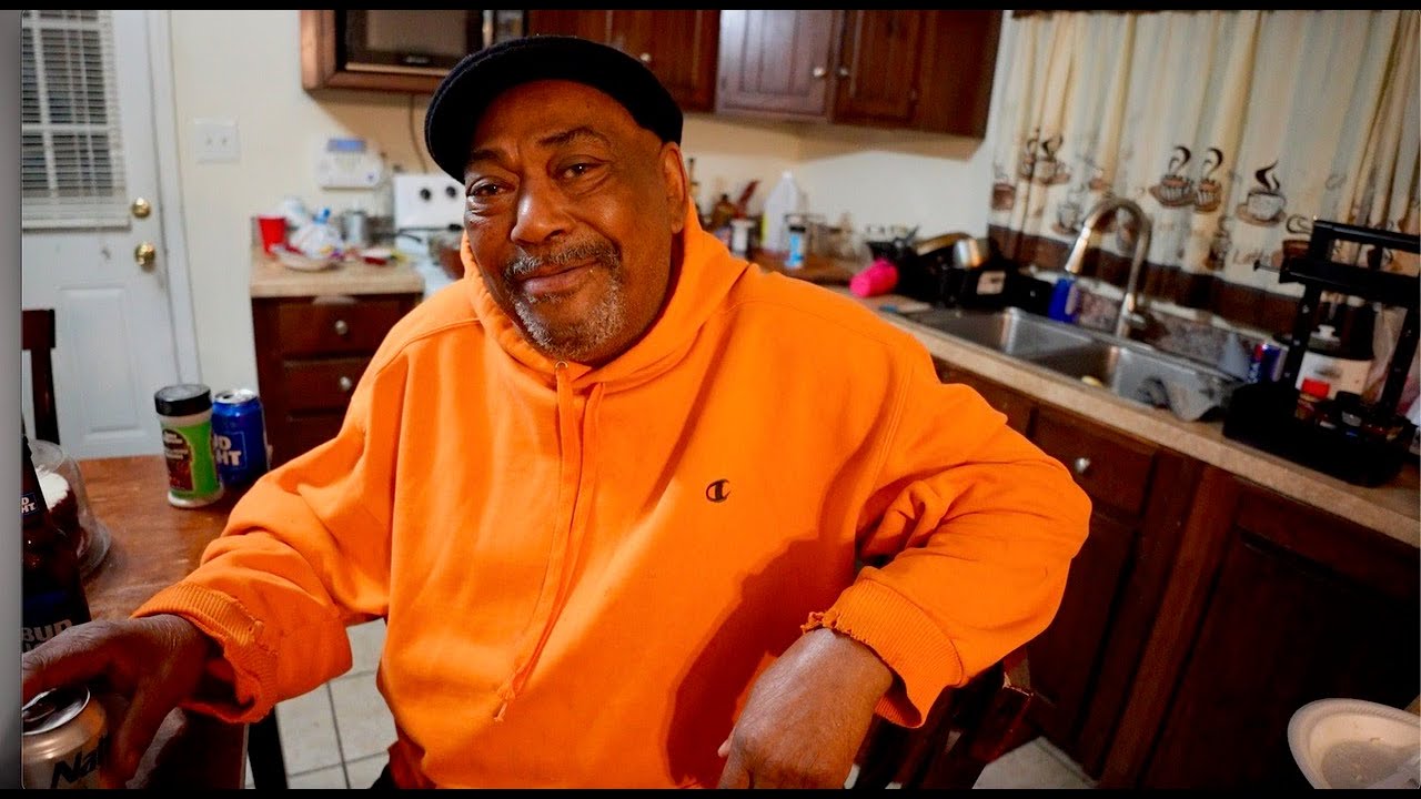 GISSUM HOLDS COURT! Country Style