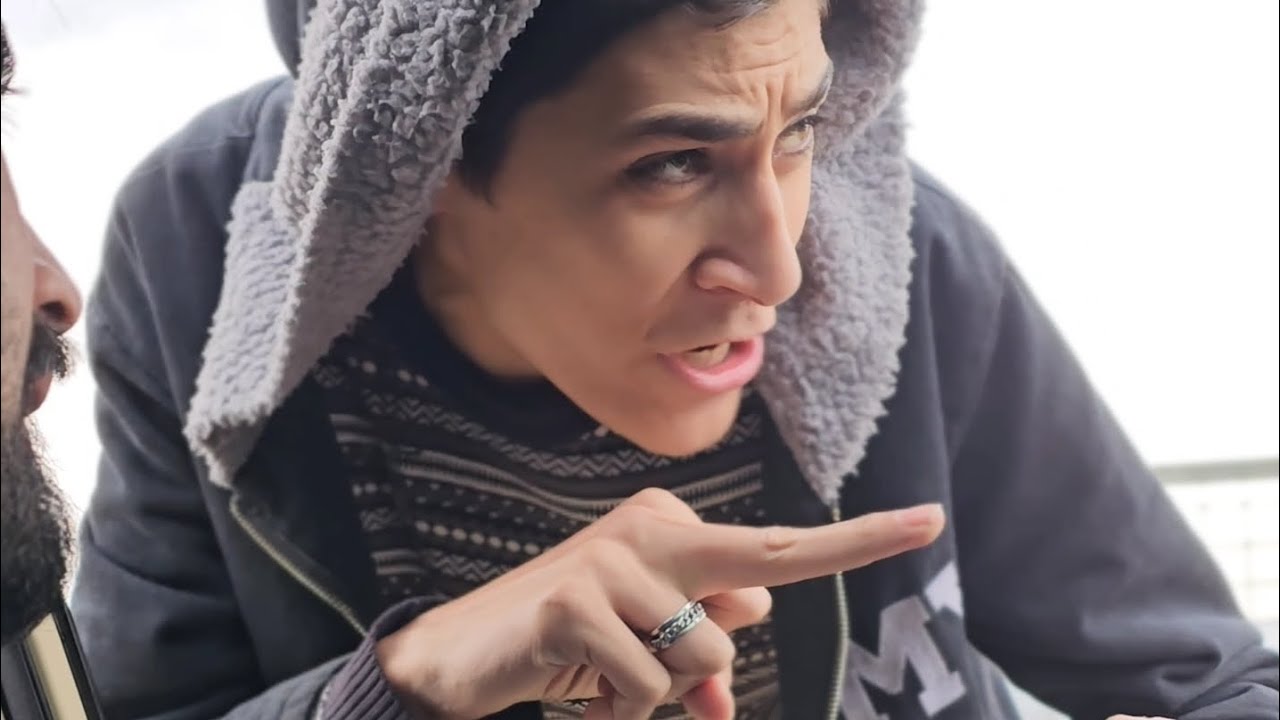 کاتێ هینێک ناونیشان ئەدات 😂😂