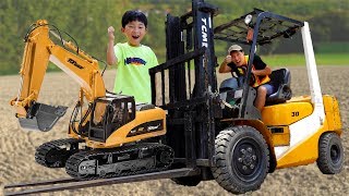 중장비 지게차로 포크레인 구출 도와주기 예준이의 모래놀이 구출놀이 Forklift Helps Excavator Car Toy for Kids