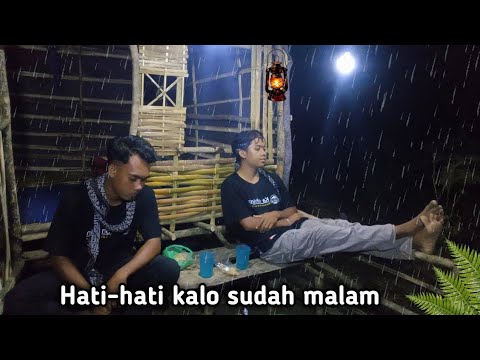 Camping di musim hujan lebat membuat tidur nyenyak sampai pagi di shelter bambu anyam