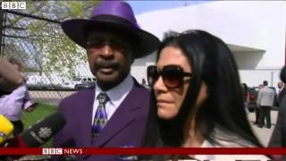 Fans given gifts as Prince cremated in private ceremony   BBC News