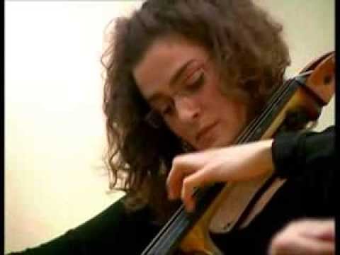 Monika Leskovar , violoncelo i Petrit Çeku , gitara