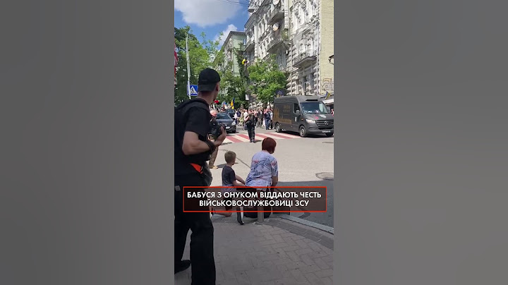 💔Бабуся з онуком віддають честь військовослужбовиці ЗСУ