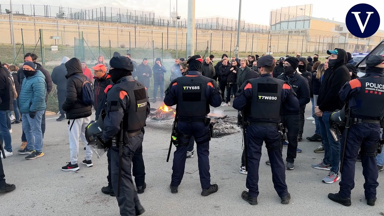 Tensión a las puertas de la prisión de Quatre Camins I PROTESTAS I La Vanguardia