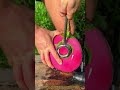 熱帯の爽やかさ:専用工具でココナッツウォーターを取り出す