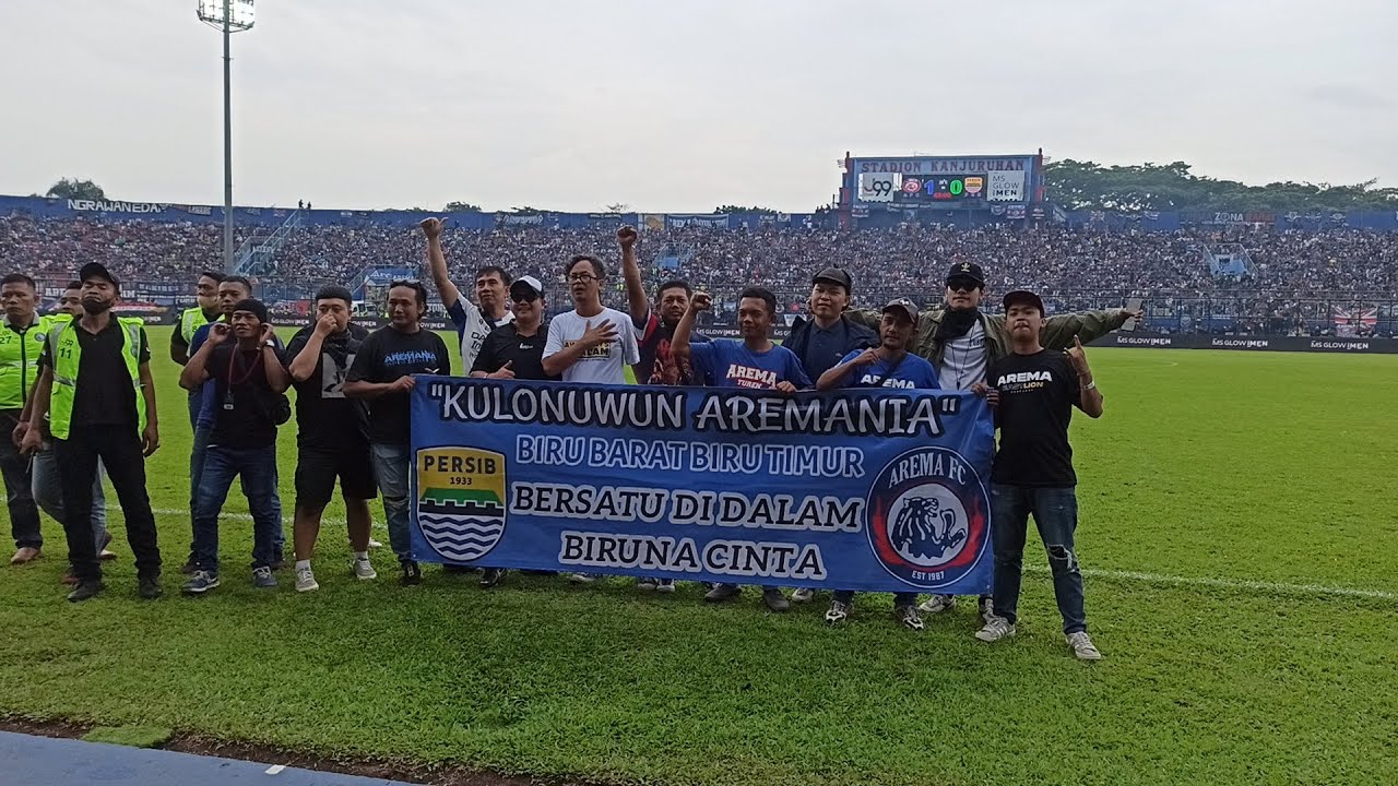 Respect!!Momen Perwakilan Suporter Persib Bersama Aremania Keliling Lapangan Bawa Spanduk Perdamaian