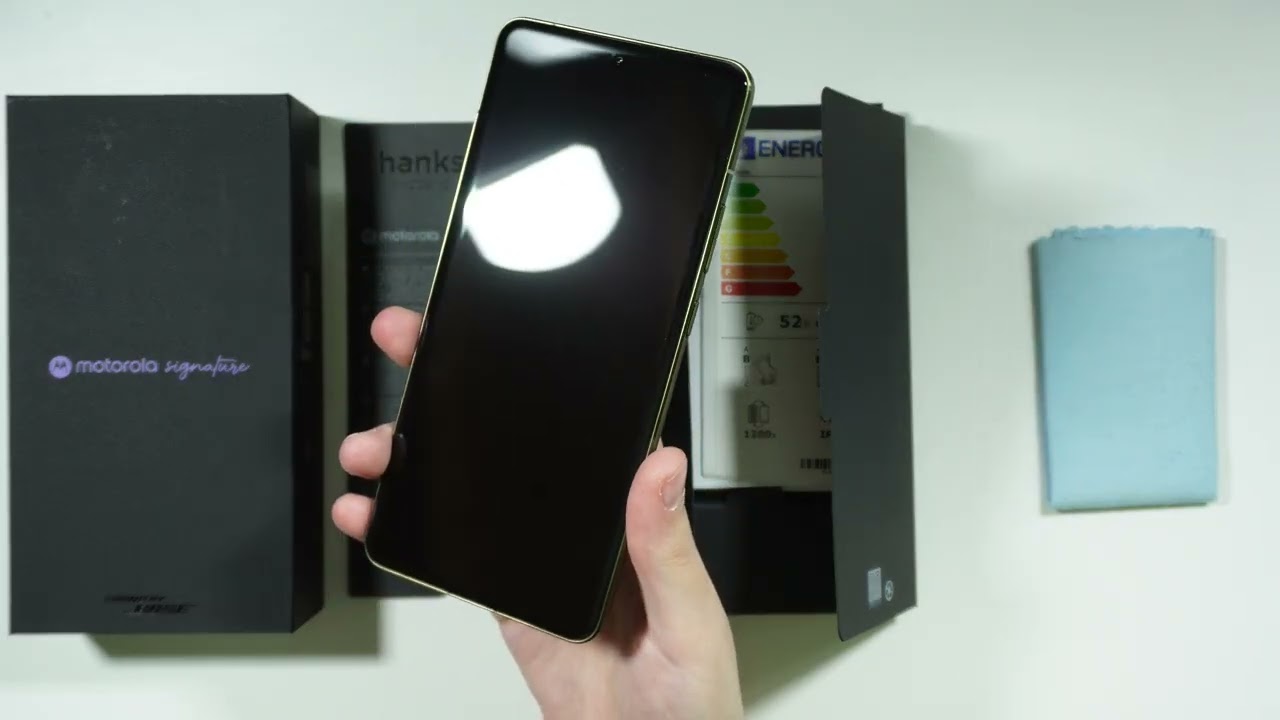 Does Motorola Signature Have Gorilla Glass?