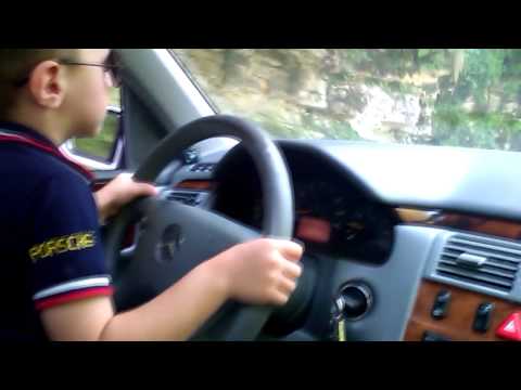 5 წლის ბავშვი, რომელიც \"მერსედესის\" მარკის ავტომობილს მართავს
