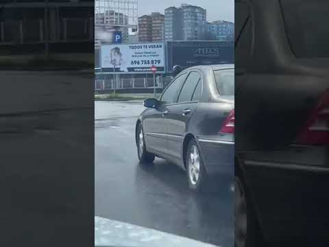 En patinete en la autopista y sentado en una bombona de butano