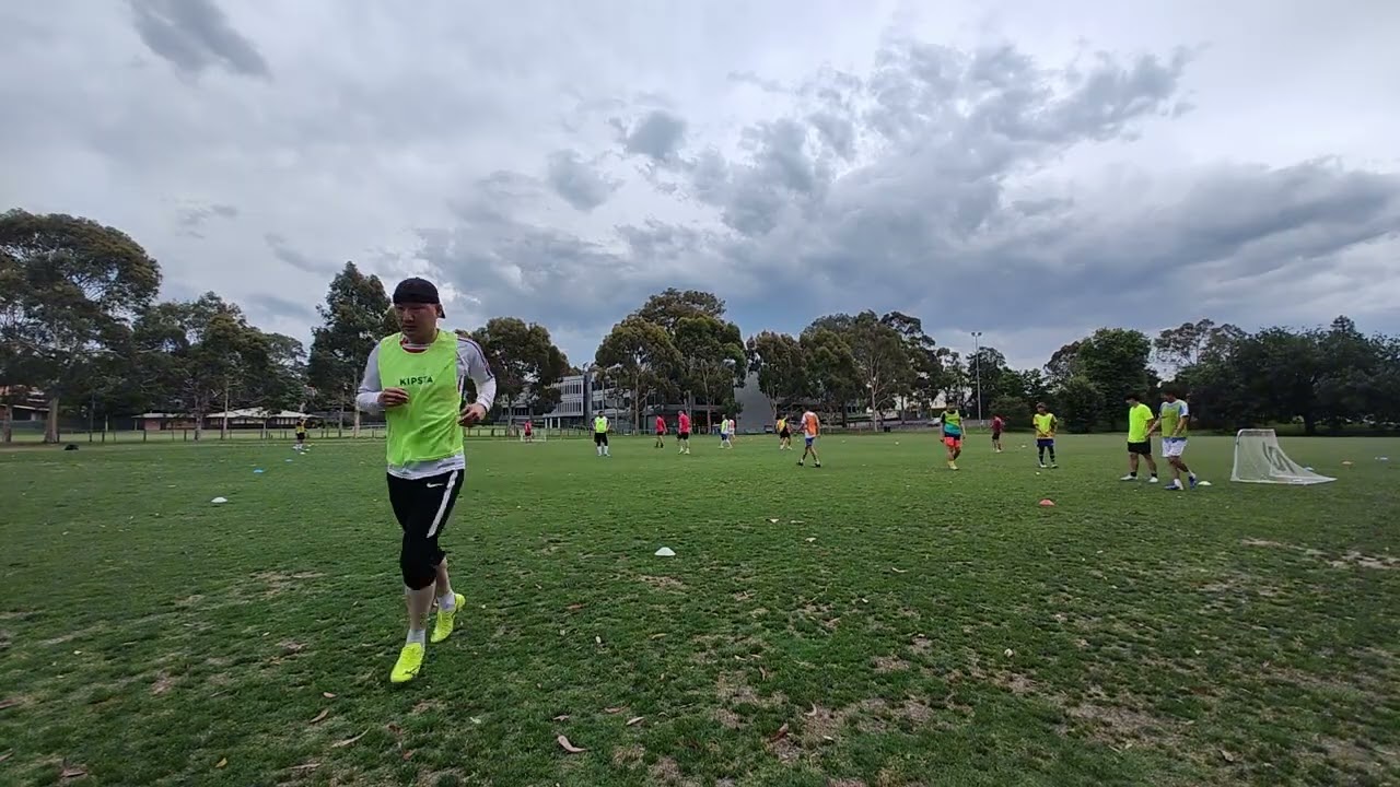 中间相机被撞倒下了，接着录。