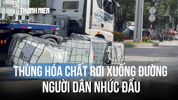 Người dân nhức đầu vì 4 thùng hóa chất rơi xuống đường, bốc mùi nồng nặc
