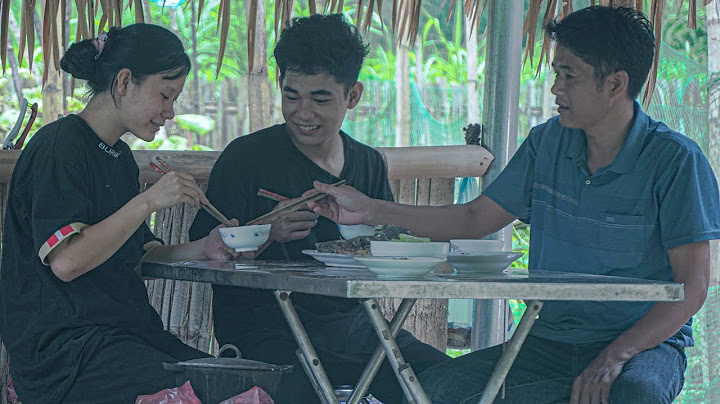 Yen was very happy because Khai gave her a big fish to cook while waiting for Manh to come back.