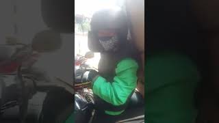 Bawa Barang Gede Bangt. Orng Nya Kecil Ampe Jatuh Barang Nya.