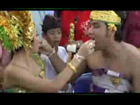 Bali Wedding ceremony by Balinese couple at Tampakgangsul Denpasar