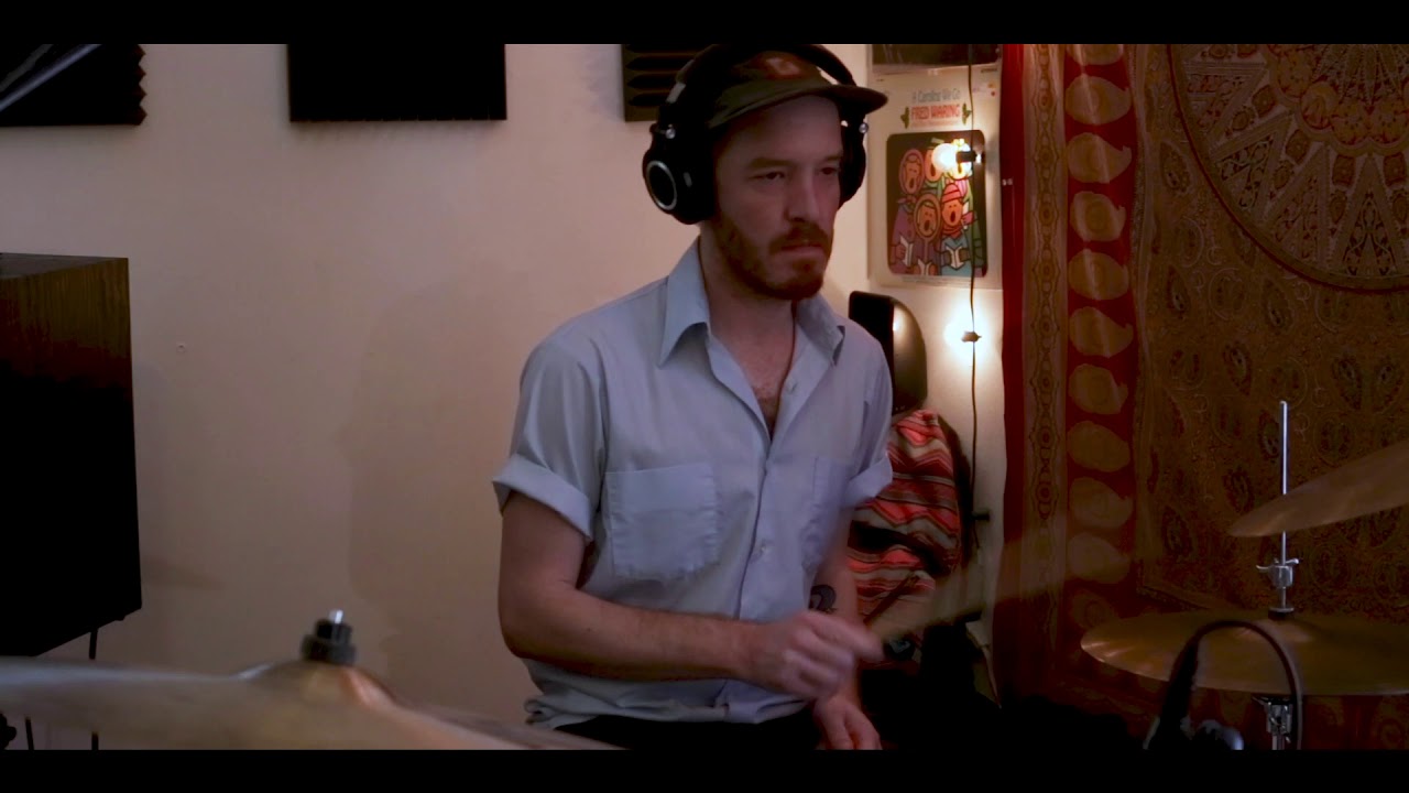 在 YouTube 上觀看「Lola Tried on Transient Sessions - "Skin"」