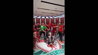 إحتفال  مؤمن زكريا لاعب النادي الأهلي المصري  مع نادي ليفربول  بكأس الاتحاد الانجليزي