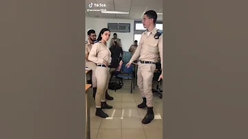 مجنده إسرائيلية تحمل جندي 
