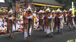 Tari baris gede krama banjar tengah