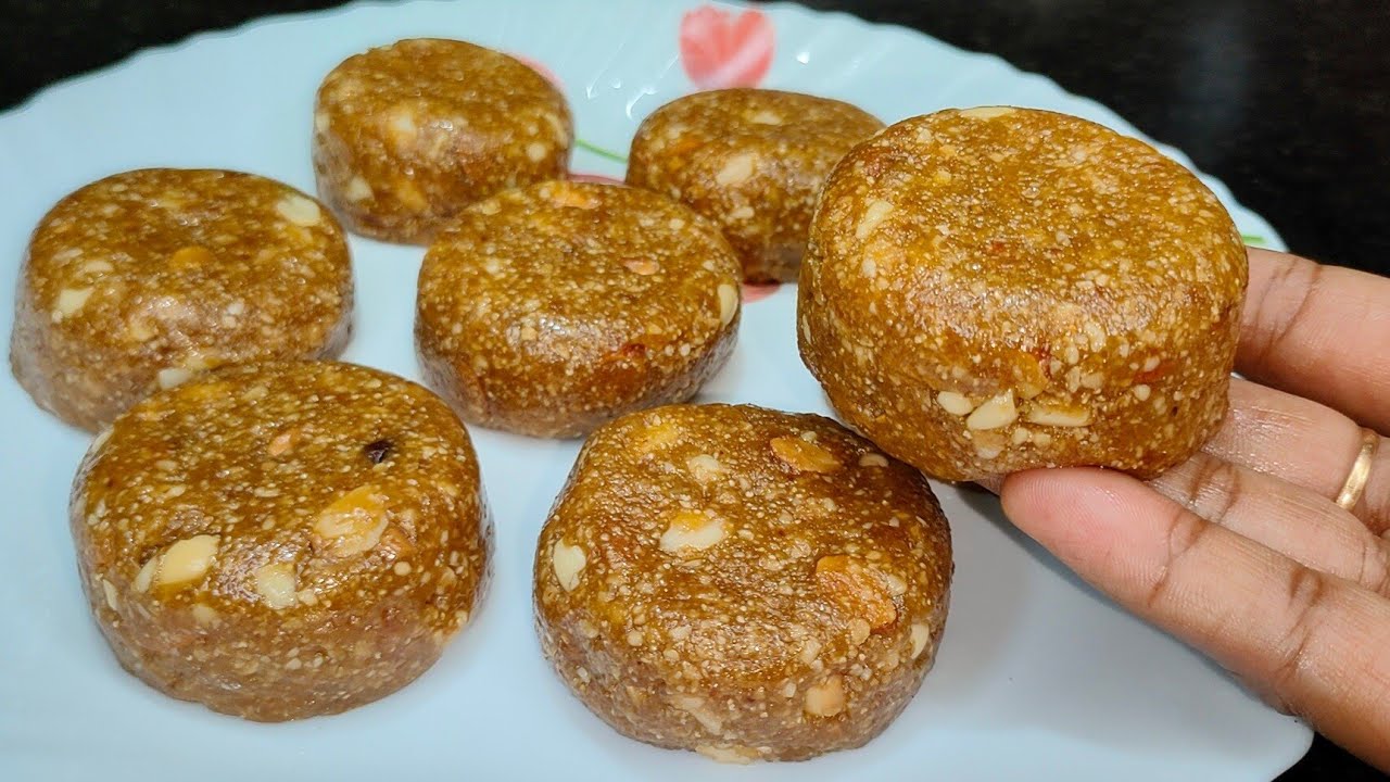 పాకం పట్టే పనిలేకుండా కప్పు అటుకులు పల్లీలతో హెల్దీగ ఈ స్వీట్ చేశారంటే వద్దన్నా సరే 1కి 2 తినేస్తారు