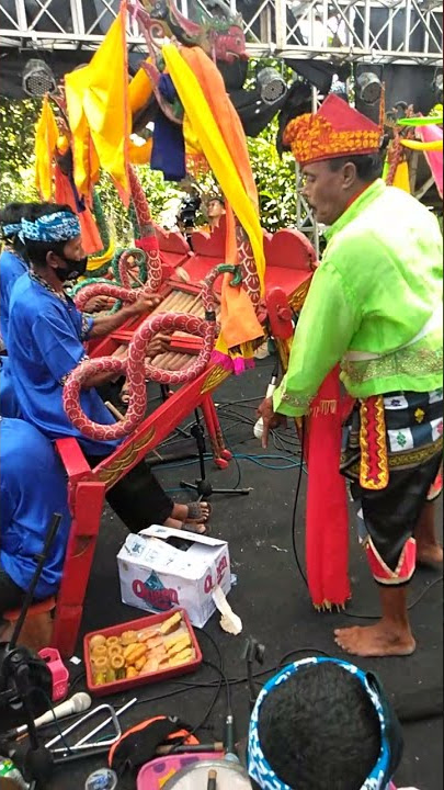 Awik Badhutan angklung caruk