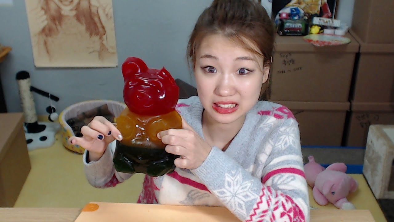 [한국어  ASMR] 세상에서 제일 큰 젤리 이팅 사운드!! World biggest Gummy bear eating sound :)