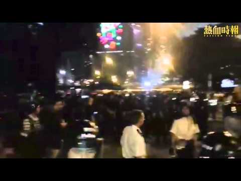 【2014-11-30 雨傘革命 佔領街道】2230 群眾成功佔領龍和道之後 與警方對峙當中
