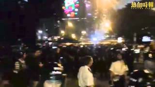 【2014-11-30 雨傘革命 佔領街道】2230 群眾成功佔領龍和道之後 與警方對峙當中