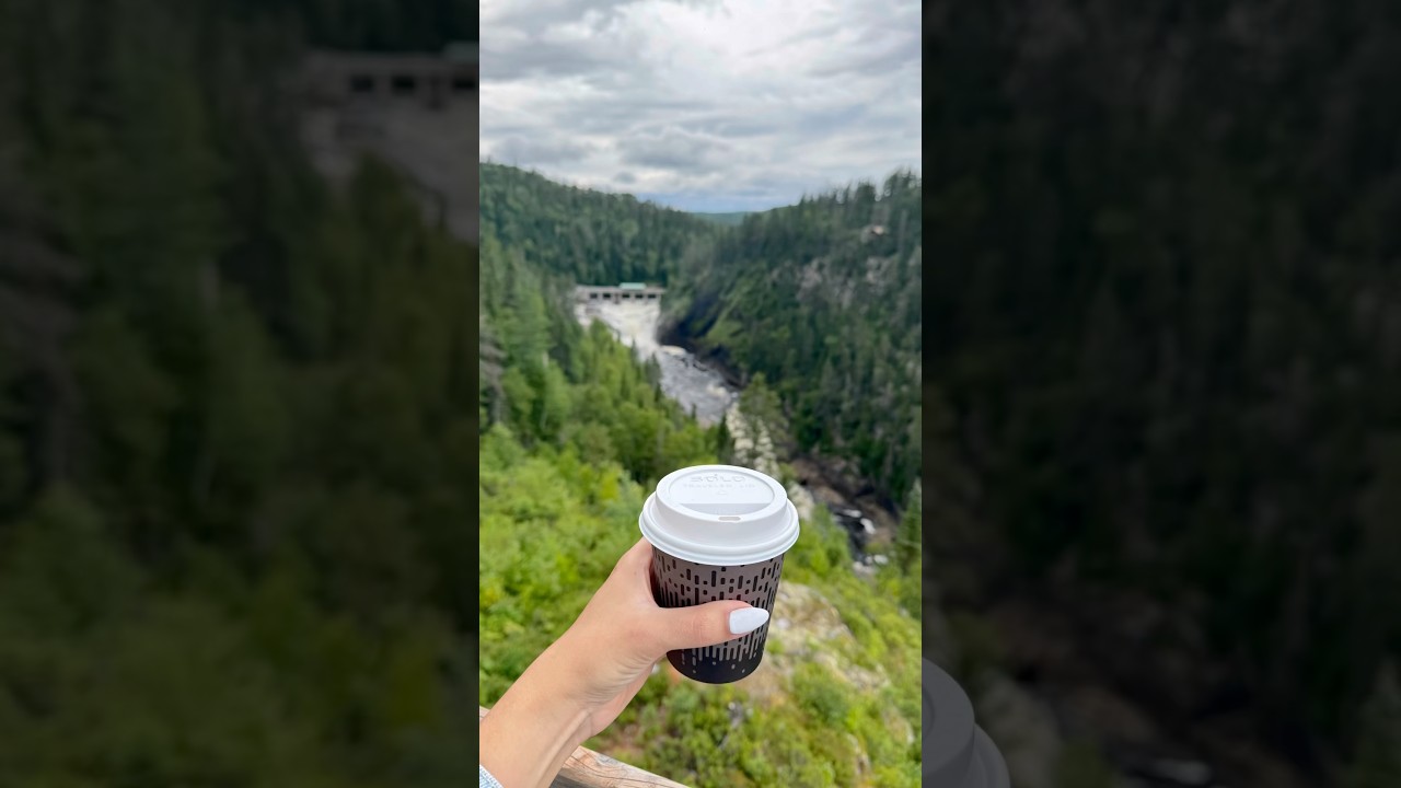 Encontramos el lugar perfecto para tomar café frente a una cascada