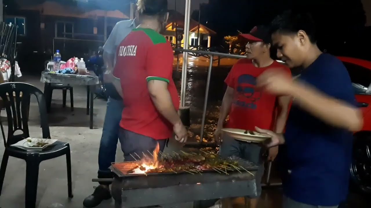 bakar sate kambing batang pinang di kuyur hujan