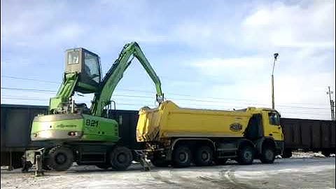 Sennebogen 821M Unloading from Railway Wagon