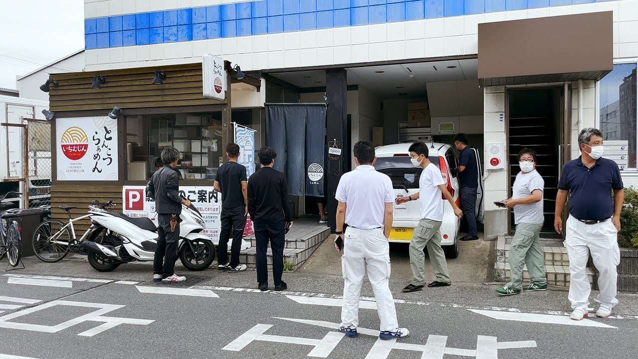 YOUNG MEN Hustle at this Famous and BUSY Hakata Tonkotsu Ramen Shop