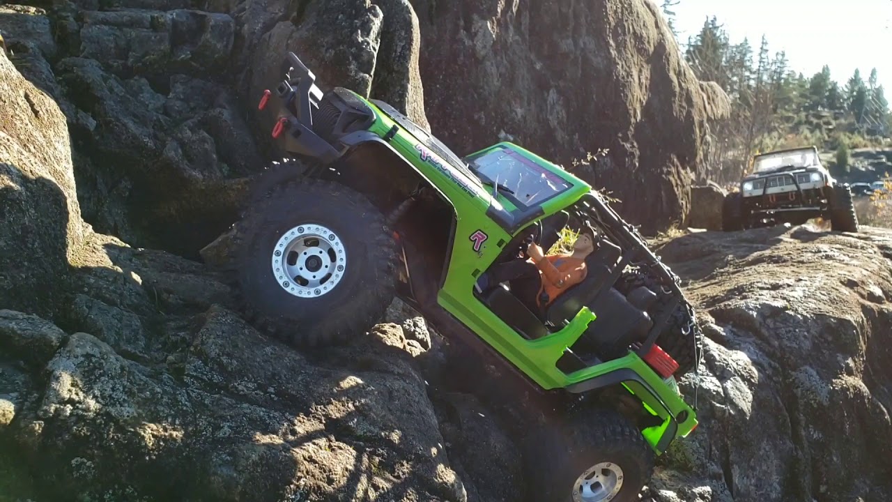 Trx4 Sport Jeep Wrangler / Scx10.2 and Carisma coyote rock climbing