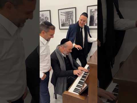 יעקב שוואקי ומשה לוק עוד יוסף חי יונתן רזאל על הפסנתר 